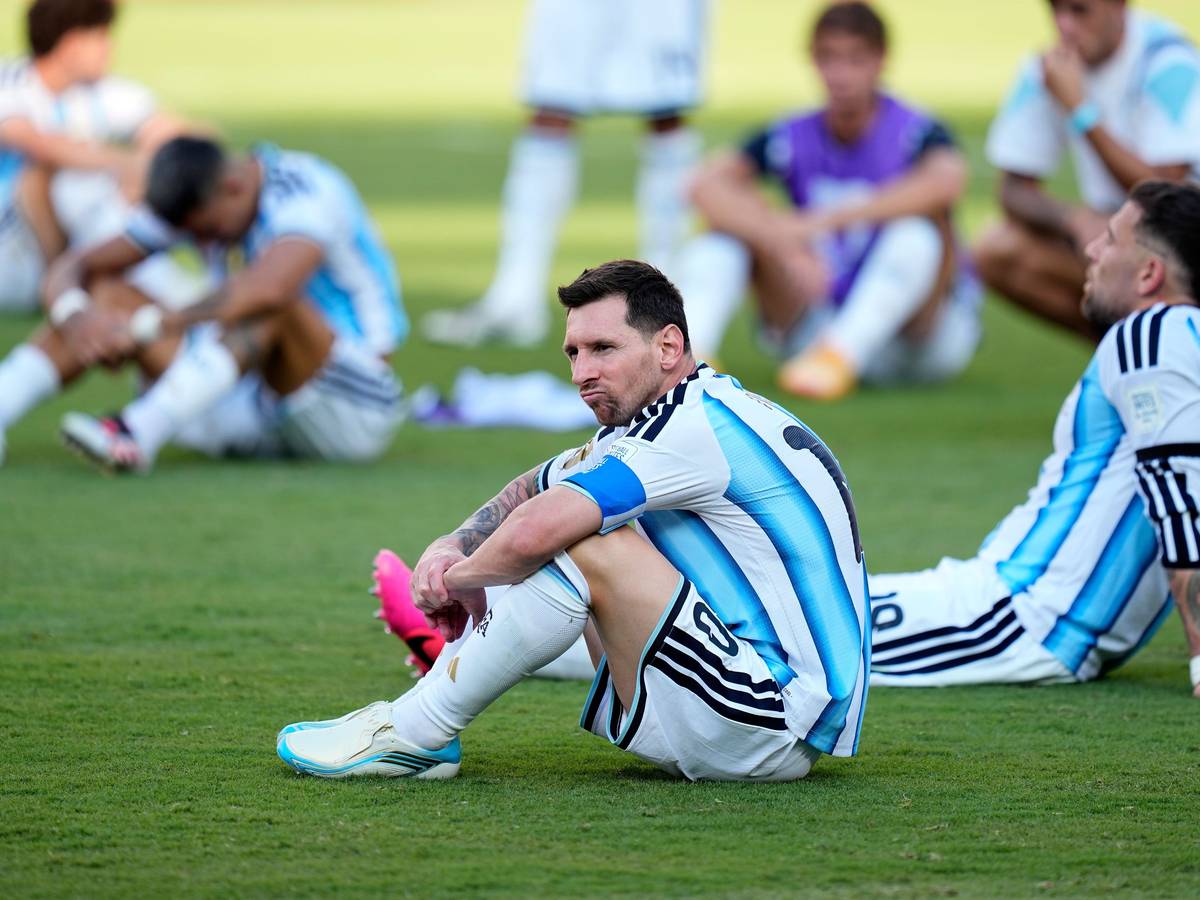 Lionel Messi sitzt nach dem verlorenen WM-Finale auf dem Rasen.