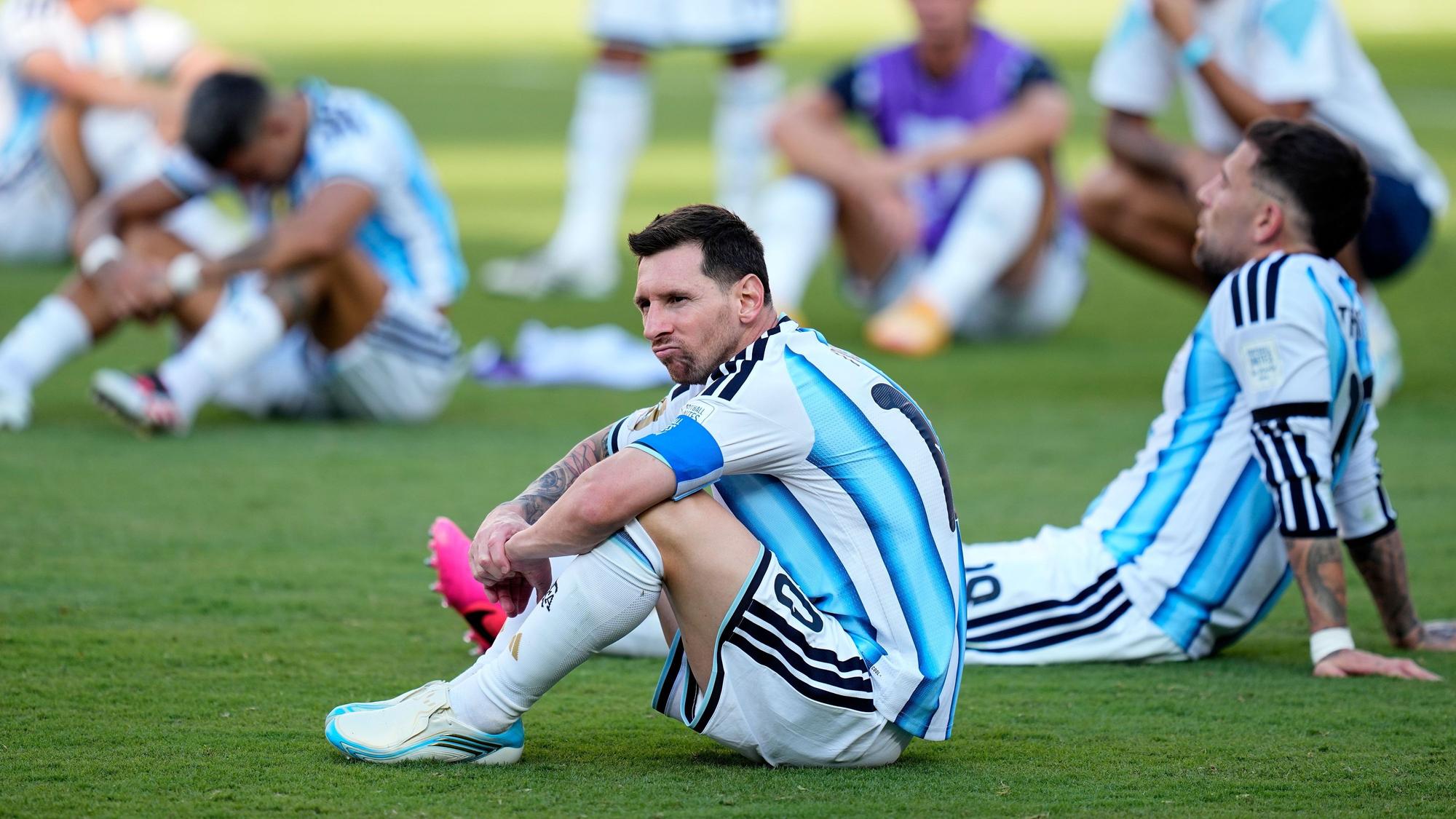 Lionel Messi sitzt nach dem verlorenen WM-Finale auf dem Rasen.
