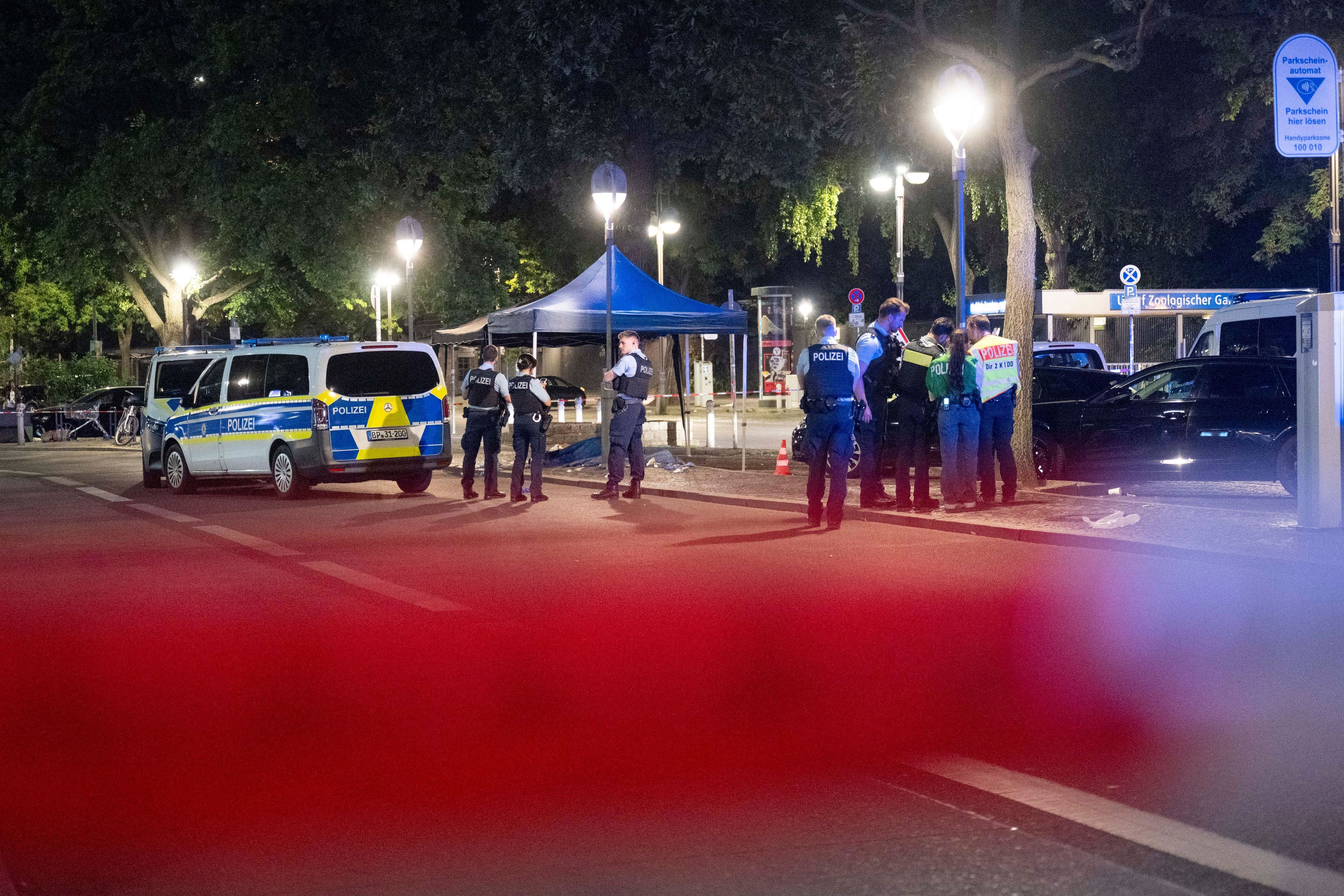 Polizisten arbeiten an einem Tatort auf dem Parkplatz vor dem Bahnhof Zoologischer Garten. In Berlin ist im Stadtteil Charlottenburg auf eine Person geschossen worden.