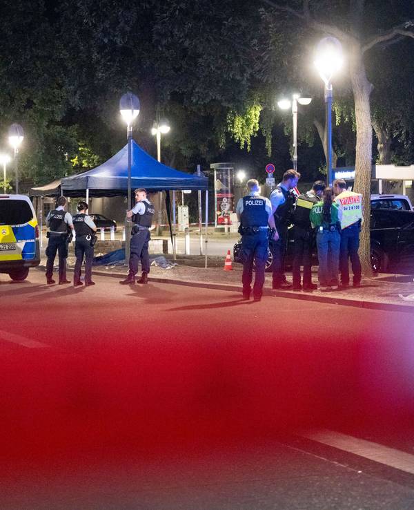 Polizisten arbeiten an einem Tatort auf dem Parkplatz vor dem Bahnhof Zoologischer Garten. In Berlin ist im Stadtteil Charlottenburg auf eine Person geschossen worden.