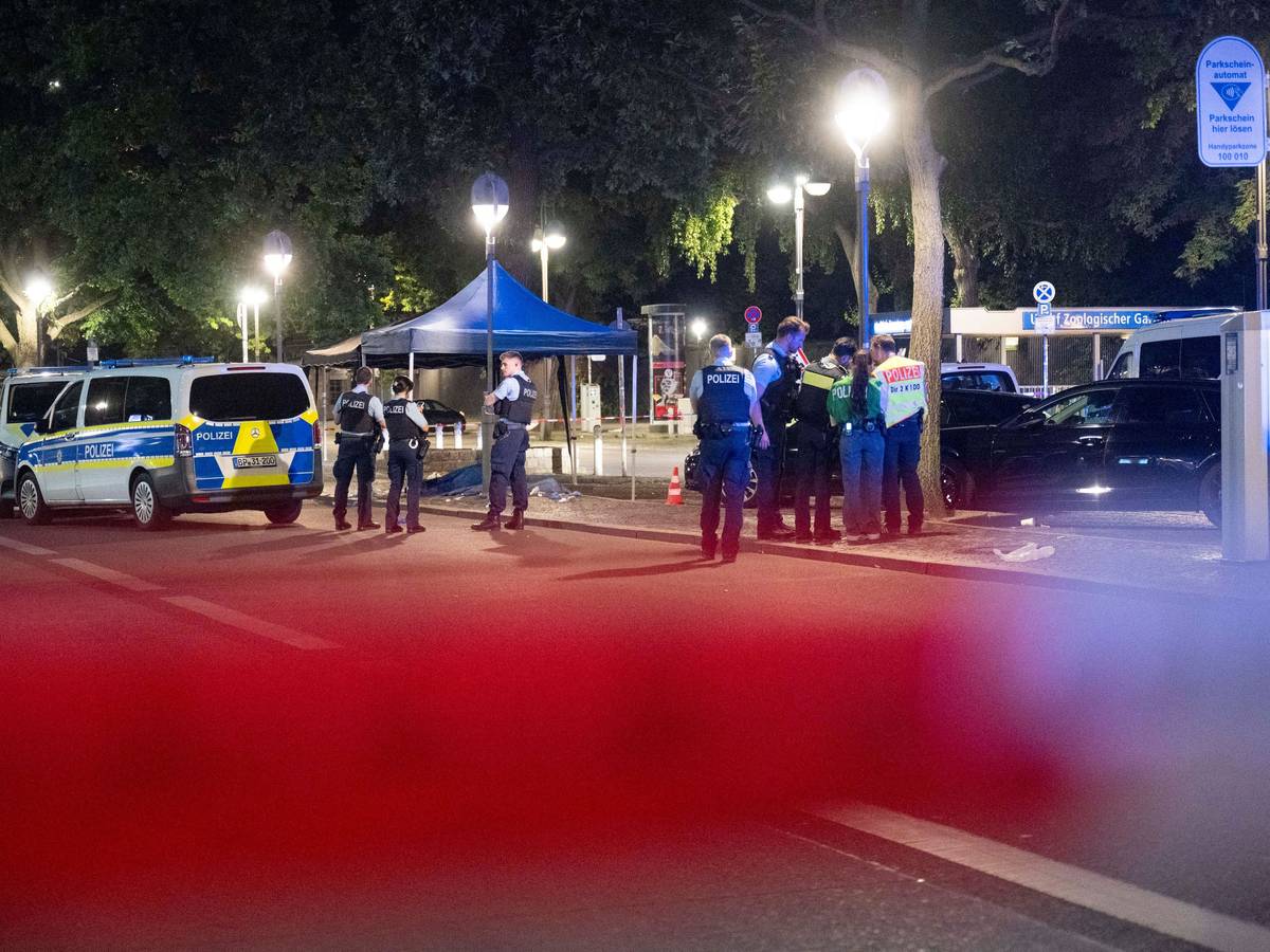 Polizisten arbeiten an einem Tatort auf dem Parkplatz vor dem Bahnhof Zoologischer Garten. In Berlin ist im Stadtteil Charlottenburg auf eine Person geschossen worden.