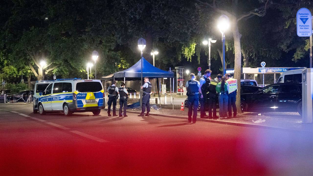Polizisten arbeiten an einem Tatort auf dem Parkplatz vor dem Bahnhof Zoologischer Garten. In Berlin ist im Stadtteil Charlottenburg auf eine Person geschossen worden.