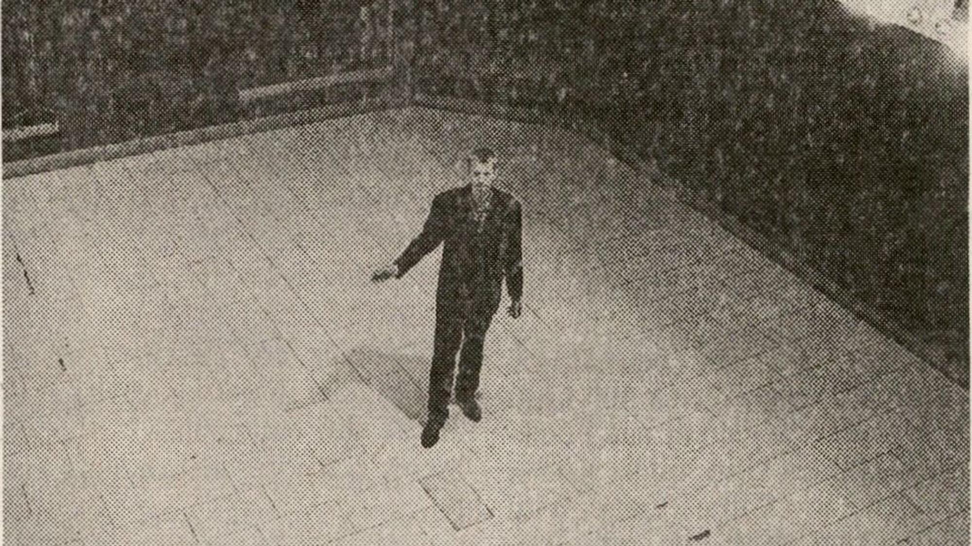 Der ehemalige Geschäftsführer Satbodh auf der leeren Tanzfläche