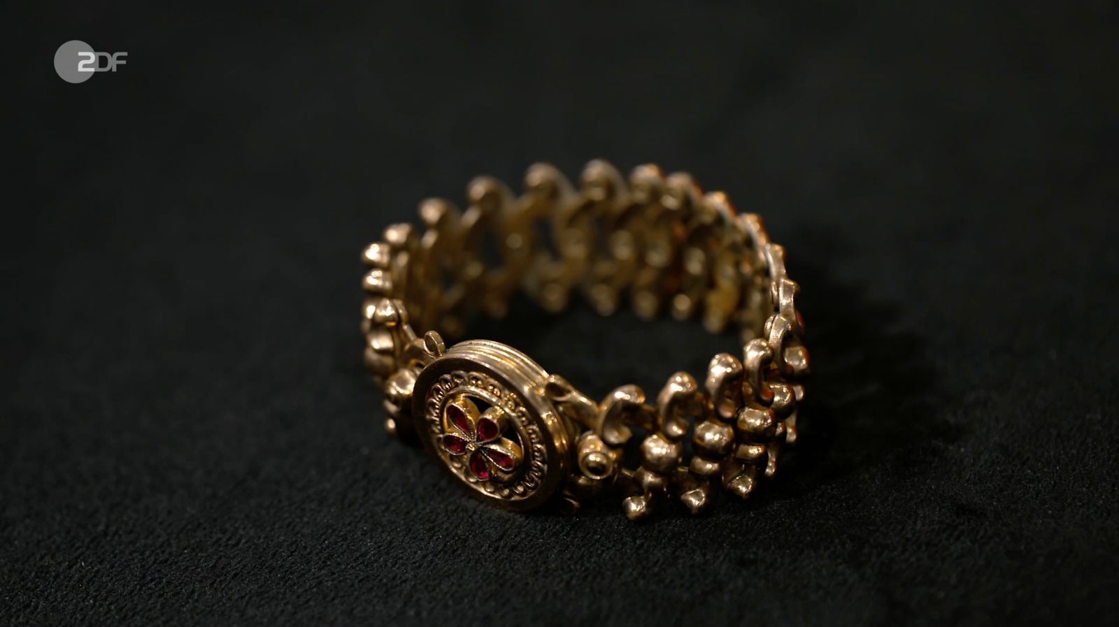 Als weiteres Objekt der Sendung wurde ein Scheren-Armband von Wendela Horz in den 1920er bis 1930er Jahren datiert. 

 (Bild: ZDF)
