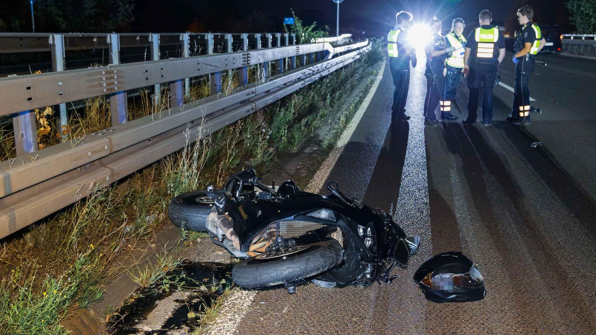 Motorrad auf Autobahn.