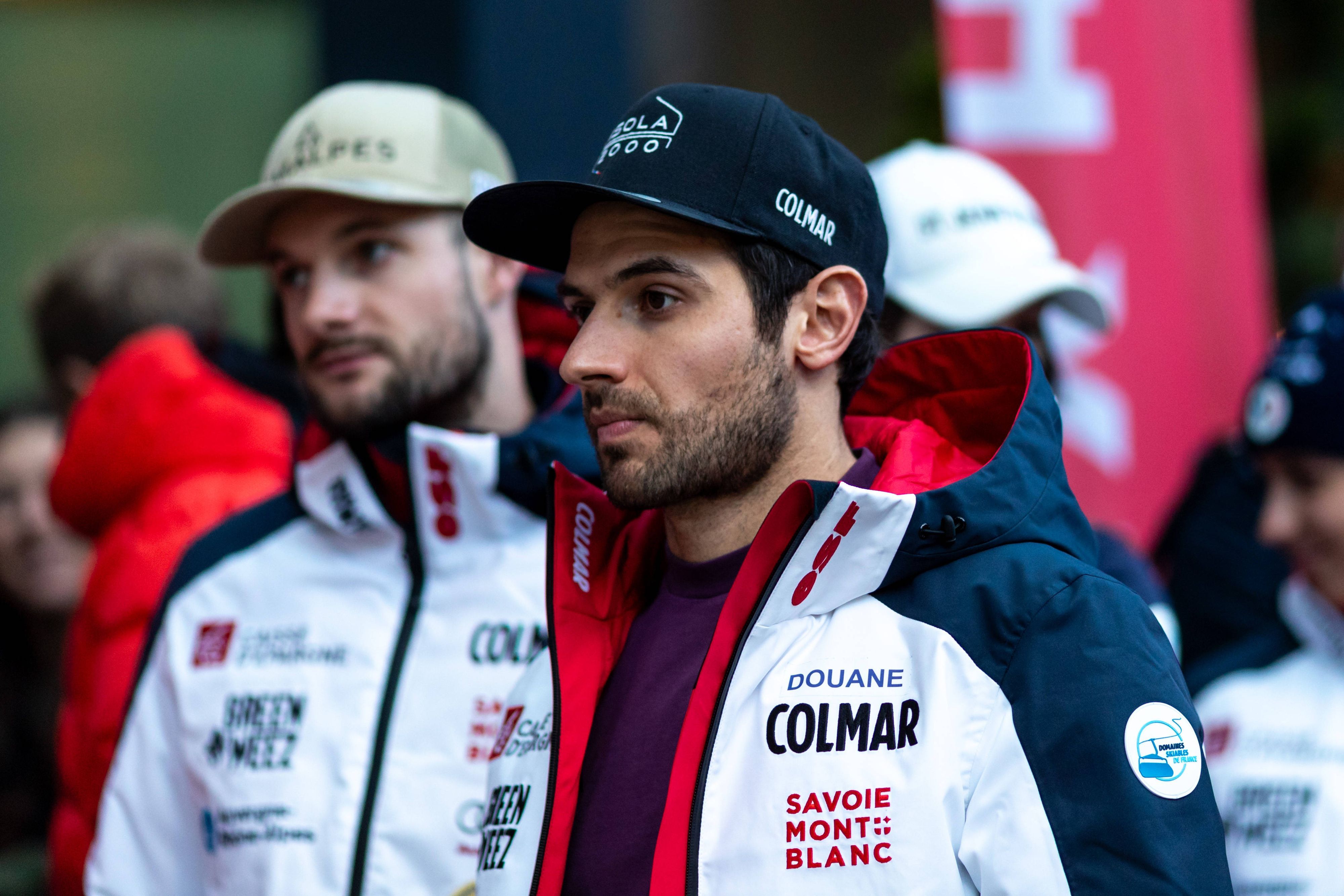 Mathieu Faivre steht in Winterjacke an der Ski-Strecke.