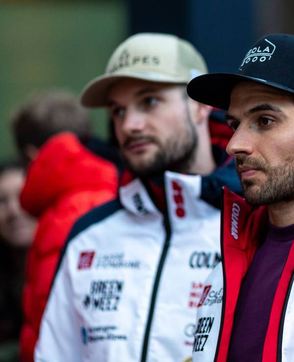 Mathieu Faivre steht in Winterjacke an der Ski-Strecke.