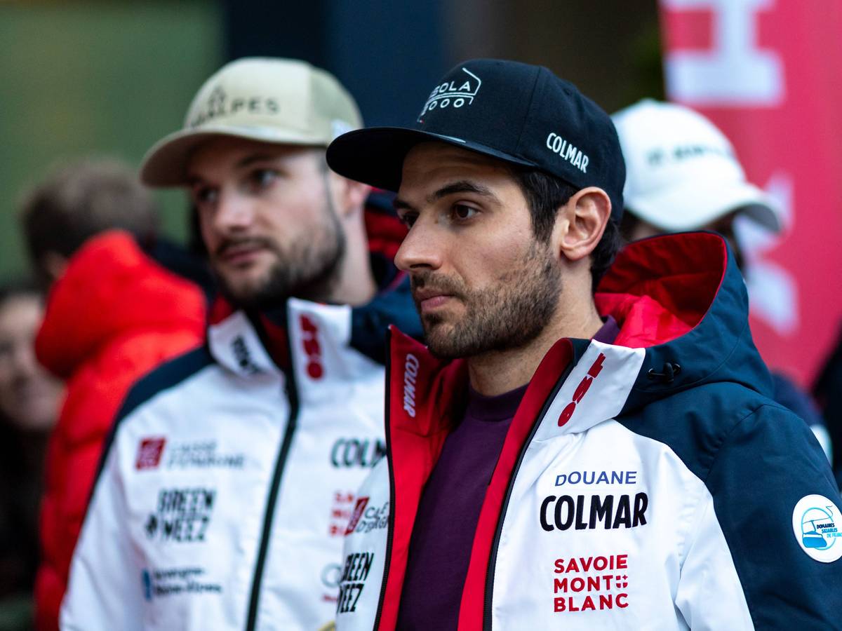 Mathieu Faivre steht in Winterjacke an der Ski-Strecke.