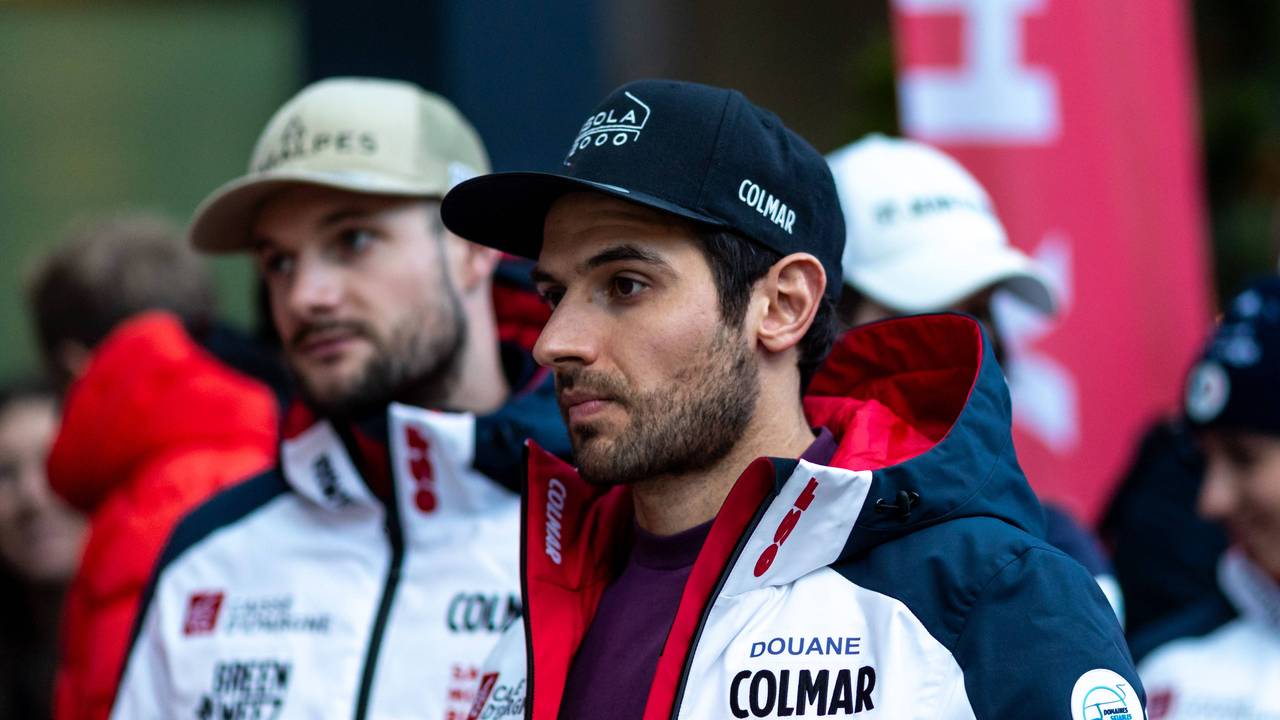 Mathieu Faivre steht in Winterjacke an der Ski-Strecke.