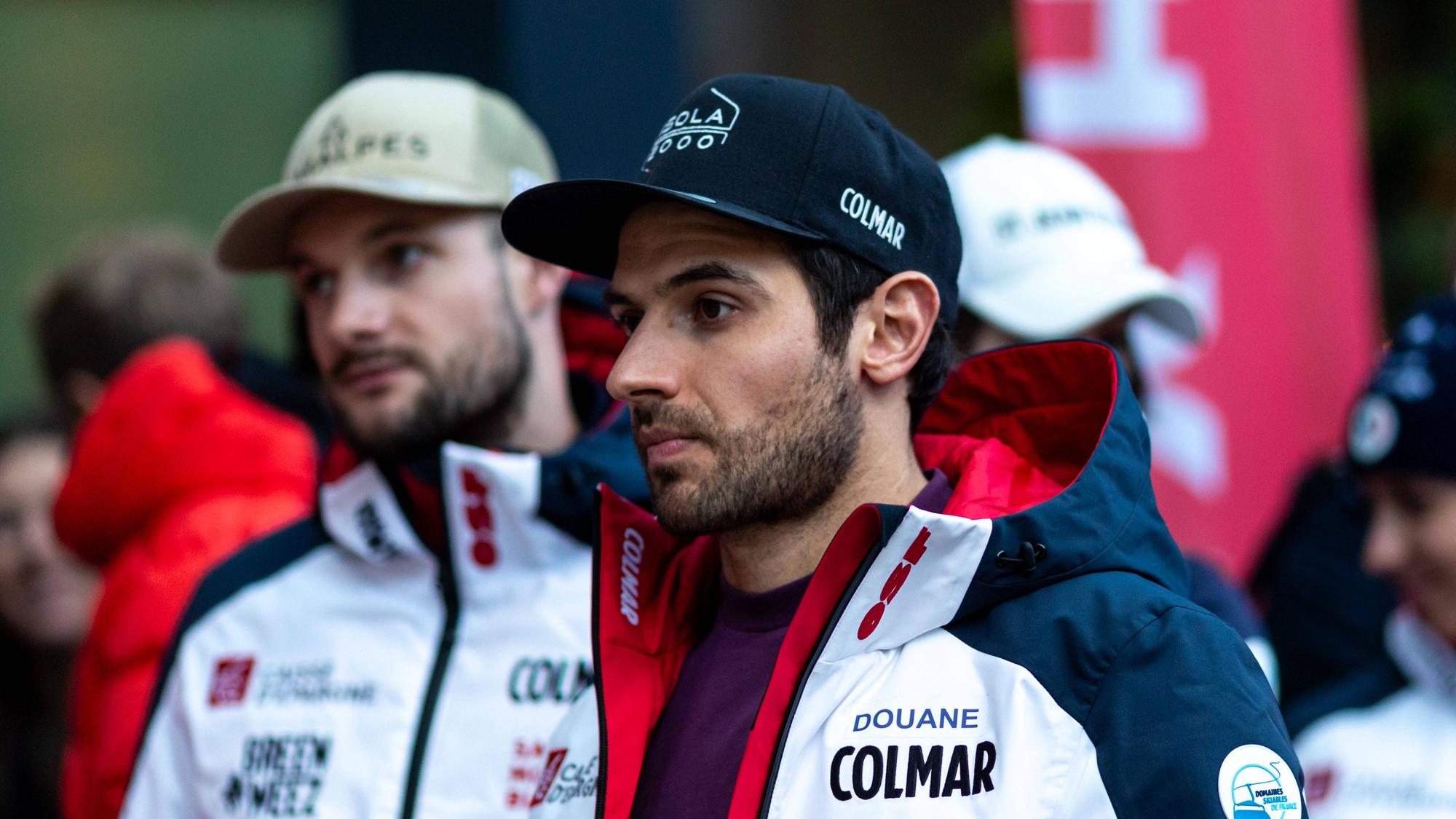 Mathieu Faivre steht in Winterjacke an der Ski-Strecke.