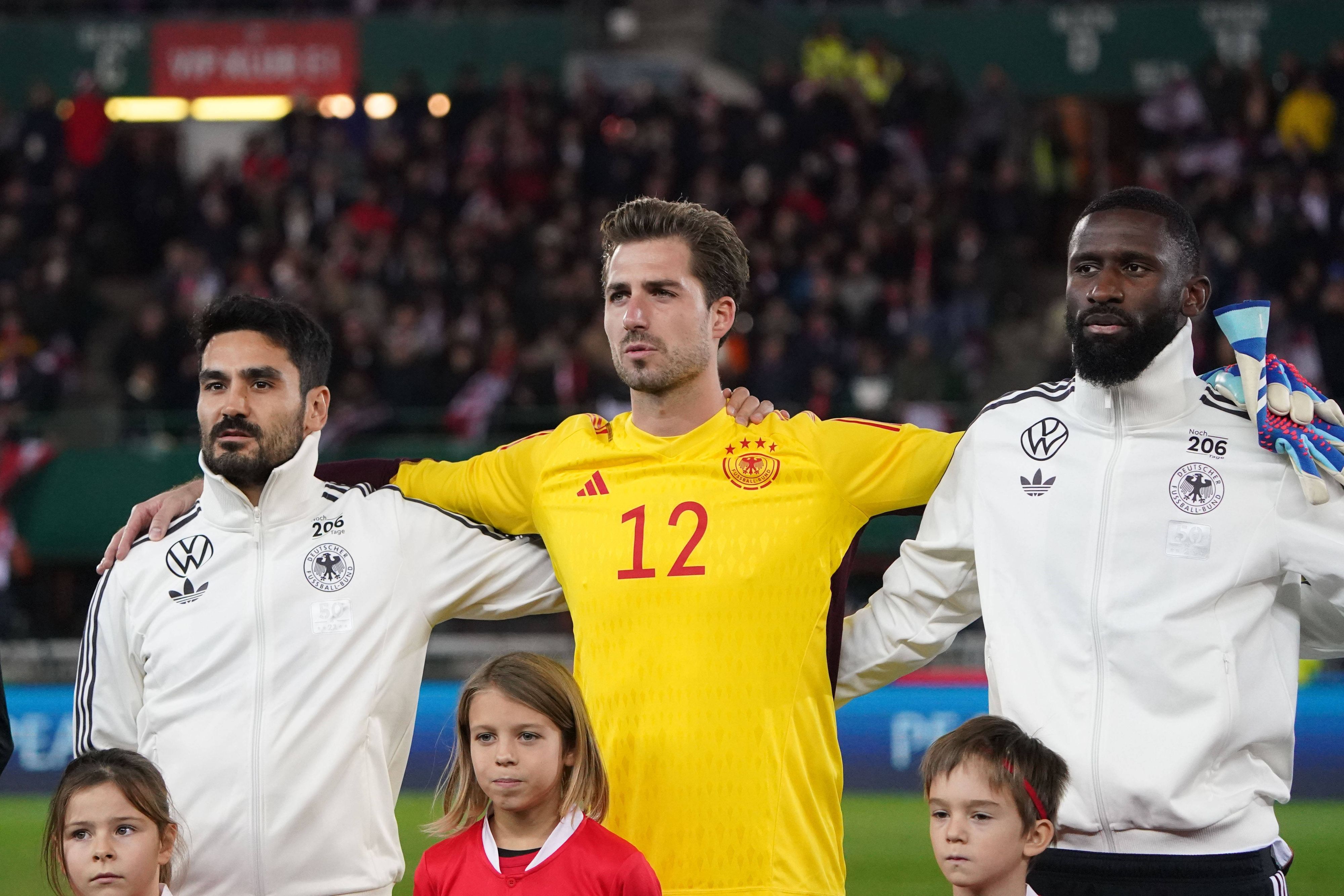 Ilkay Gündogan, Kevin Trapp und Antonio Rüdiger stehen bei der Hymne der Nationalelf Arm in Arm.