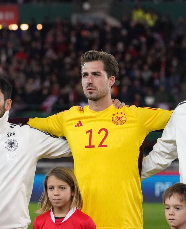 Ilkay Gündogan, Kevin Trapp und Antonio Rüdiger stehen bei der Hymne der Nationalelf Arm in Arm.
