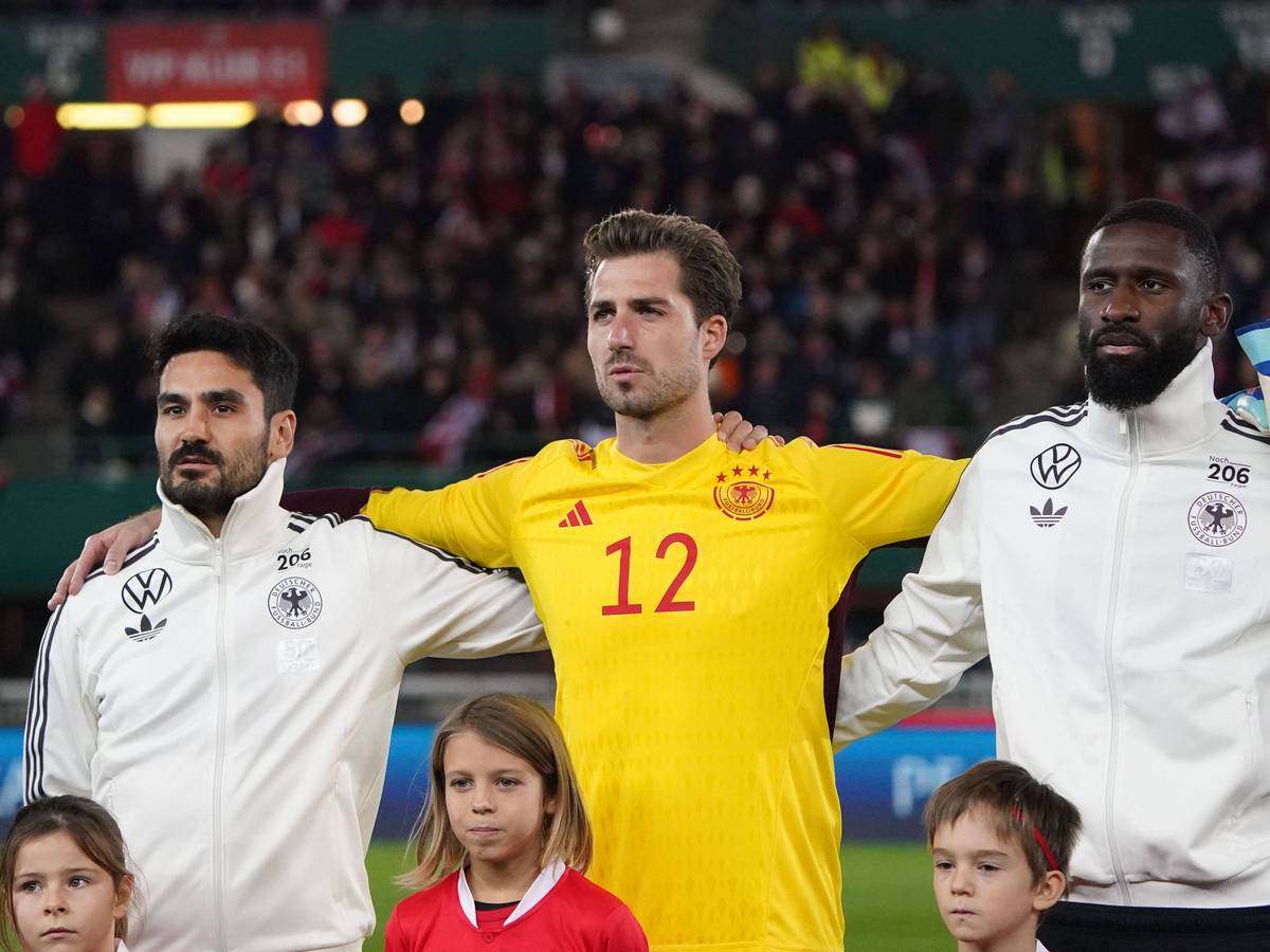 Ilkay Gündogan, Kevin Trapp und Antonio Rüdiger stehen bei der Hymne der Nationalelf Arm in Arm.
