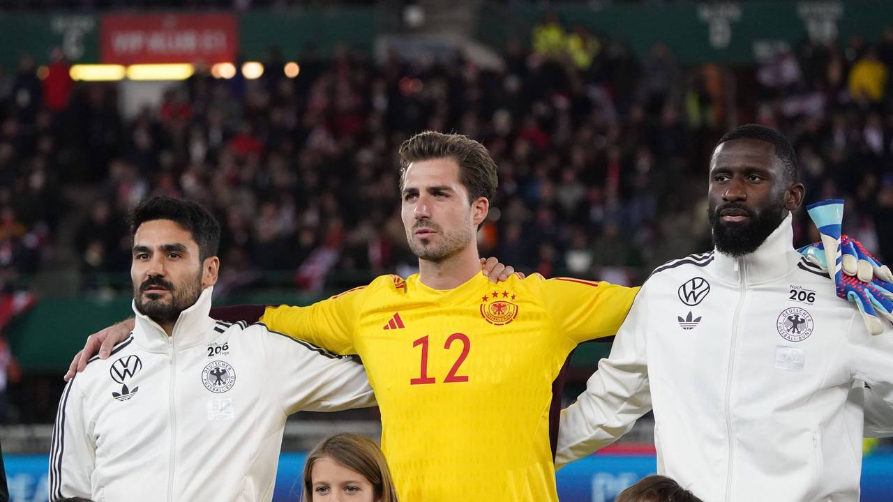 Ilkay Gündogan, Kevin Trapp und Antonio Rüdiger stehen bei der Hymne der Nationalelf Arm in Arm.