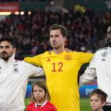 Ilkay Gündogan, Kevin Trapp und Antonio Rüdiger stehen bei der Hymne der Nationalelf Arm in Arm.