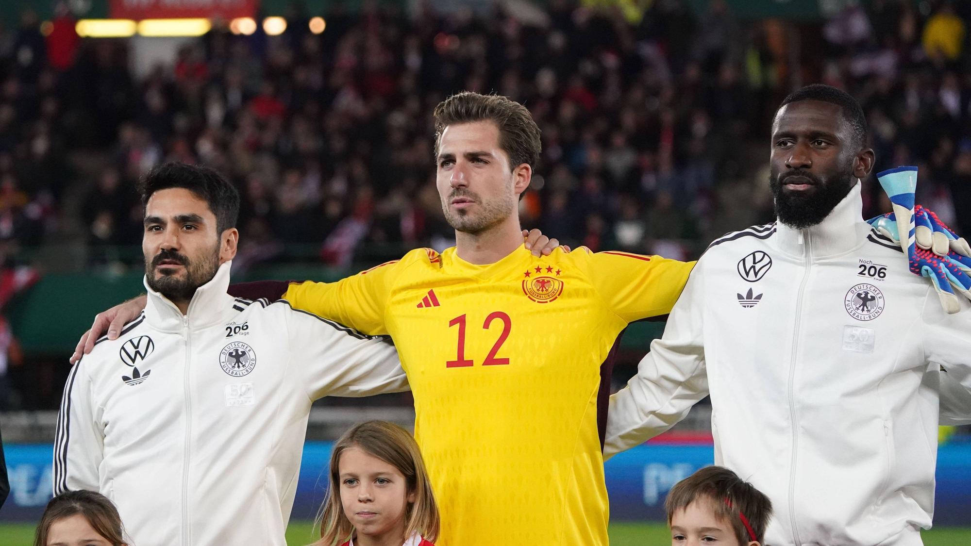 Ilkay Gündogan, Kevin Trapp und Antonio Rüdiger stehen bei der Hymne der Nationalelf Arm in Arm.