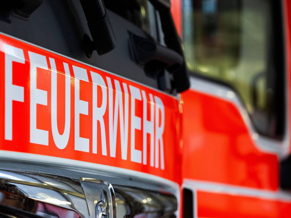 Die Feuerwehr rückte zu einem Böschungsbrand auf der A4 bei Kerpen aus. (Archivfoto)