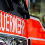 Die Feuerwehr rückte zu einem Böschungsbrand auf der A4 bei Kerpen aus. (Archivfoto)