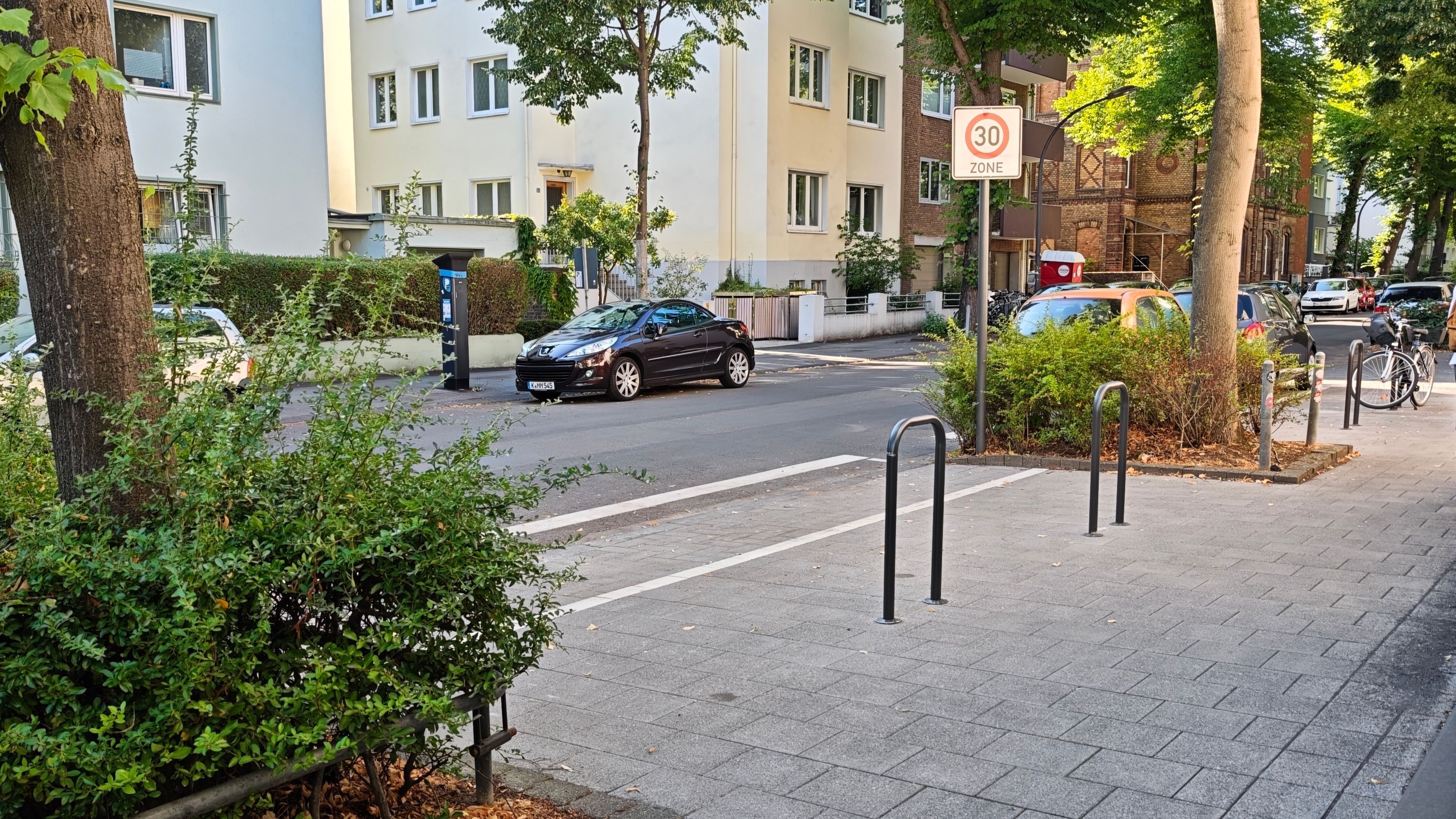 Neu gestaltete Parkplätze auf der Landgrafenstraße in Köln-Lindenthal.