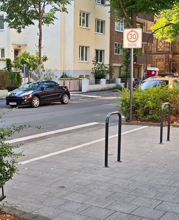 Neu gestaltete Parkplätze auf der Landgrafenstraße in Köln-Lindenthal.