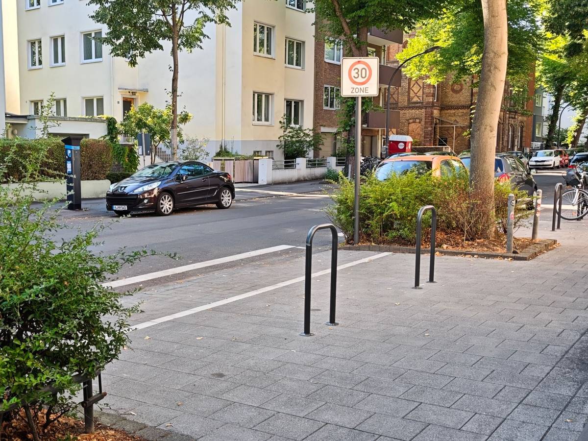 Neu gestaltete Parkplätze auf der Landgrafenstraße in Köln-Lindenthal.