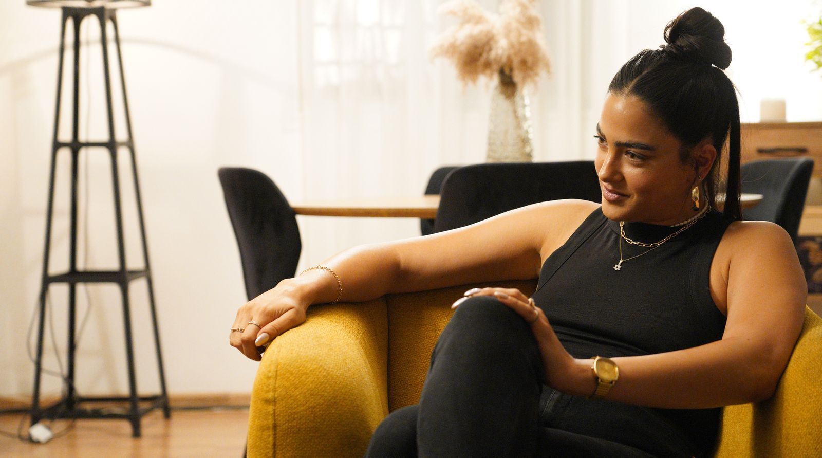 Als Anwältin ihres Cousins, dem Chef der Hooligans, kämpft Kinneret (Danielle Menuchin Rodoy) gegen die Aussperrung der Gruppe aus dem Stadion - und gegen deren Inhaftierung nach gewalttätigen Auseinandersetzungen. (Bild: SWR/Artza Productions)