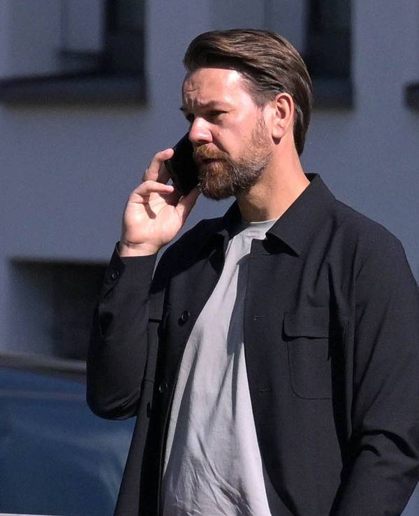 Am Geißbockheim telefoniert Themas Kessler beim Training des 1. FC Köln.