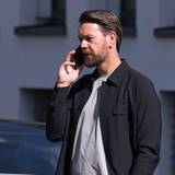 Am Geißbockheim telefoniert Themas Kessler beim Training des 1. FC Köln.