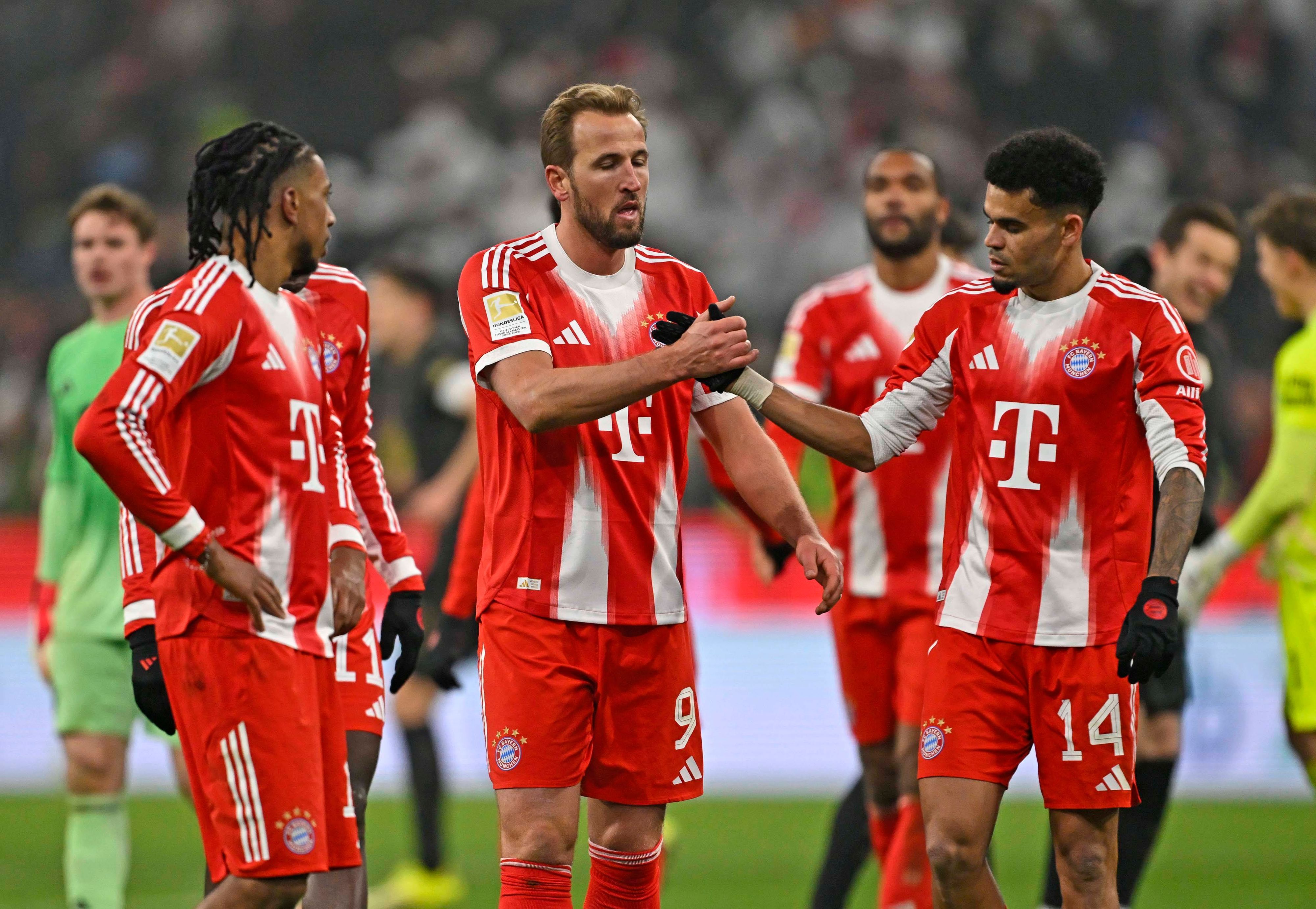 Bayerns Harry Kane jubelt mit Michael Olise und Luis Diaz.