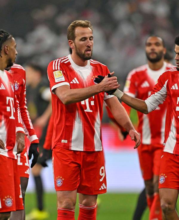 Bayerns Harry Kane jubelt mit Michael Olise und Luis Diaz.