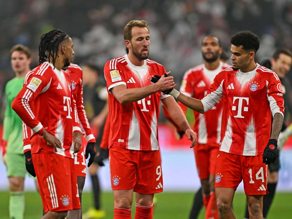 Bayerns Harry Kane jubelt mit Michael Olise und Luis Diaz.