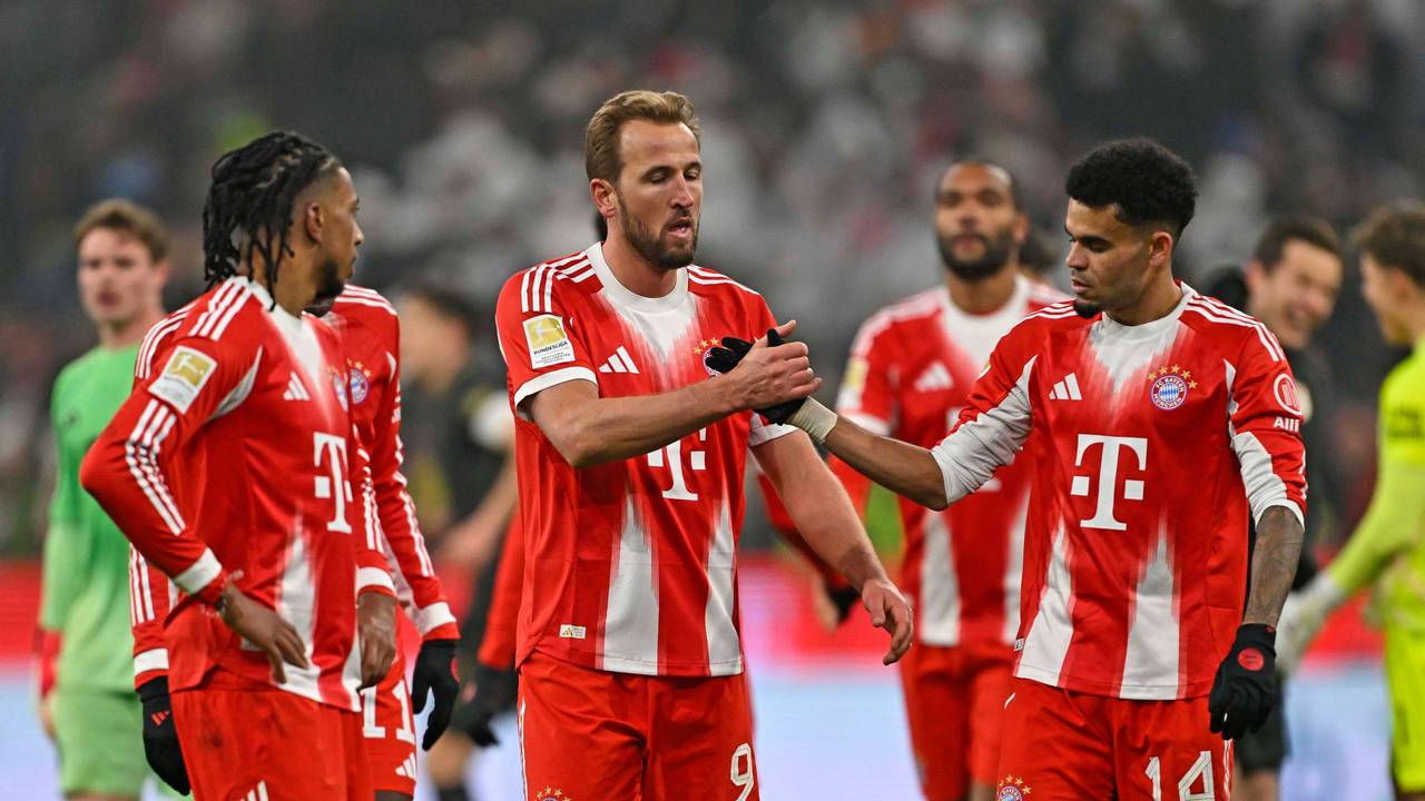 Bayerns Harry Kane jubelt mit Michael Olise und Luis Diaz.