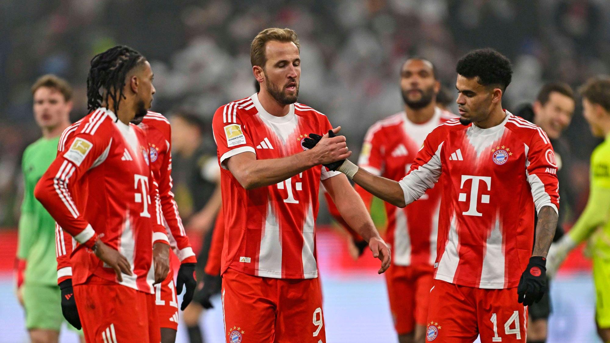 Bayerns Harry Kane jubelt mit Michael Olise und Luis Diaz.