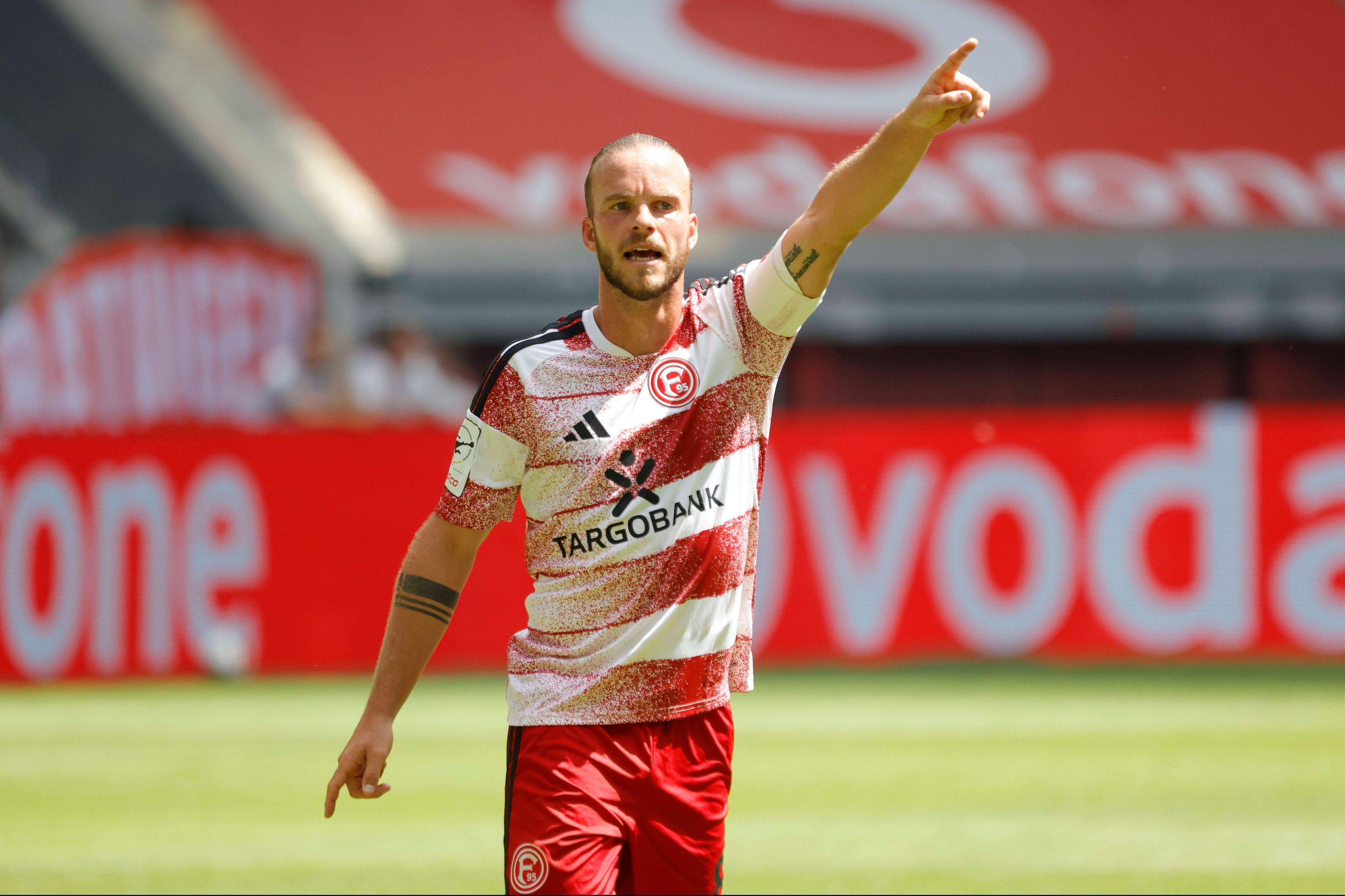 Jorrit Hendrix zeigt mit dem linken Arm nach oben.