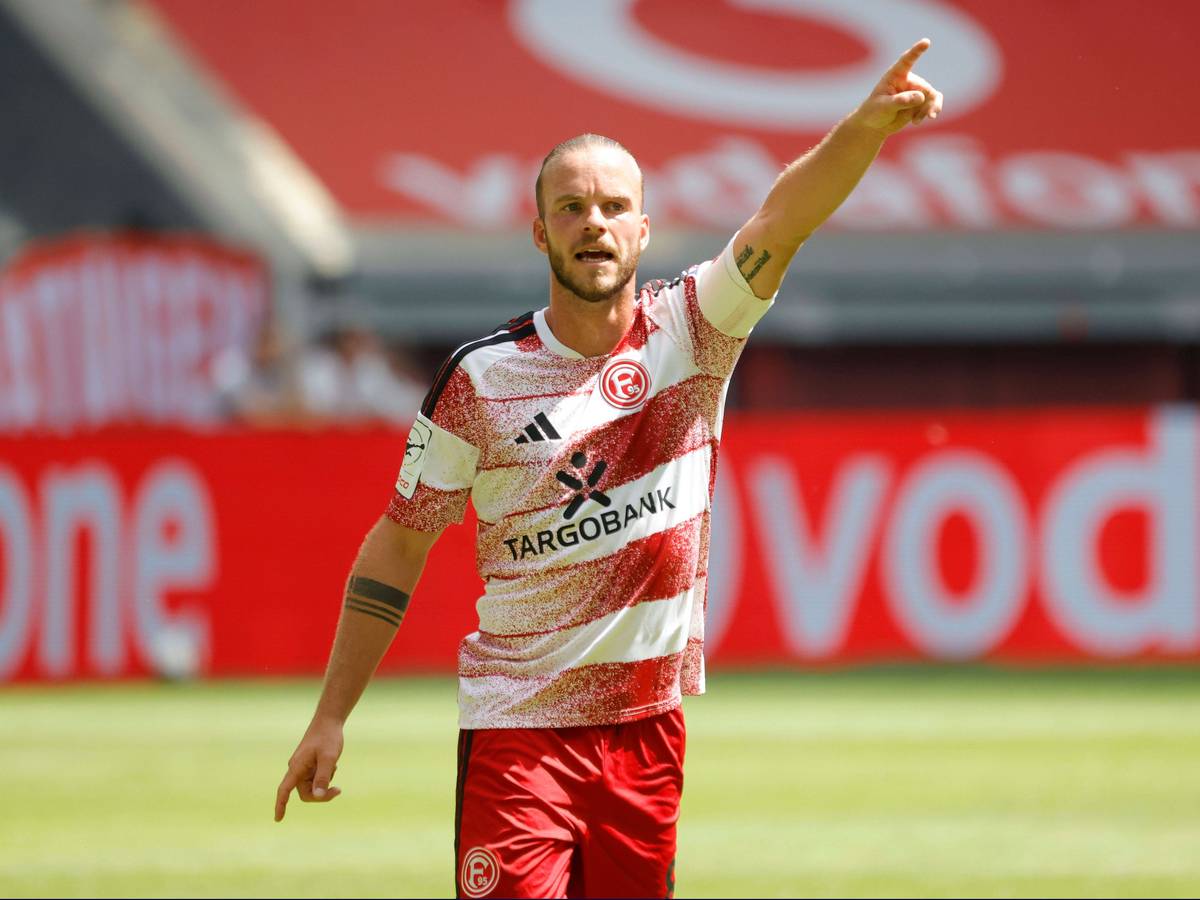 Jorrit Hendrix zeigt mit dem linken Arm nach oben.