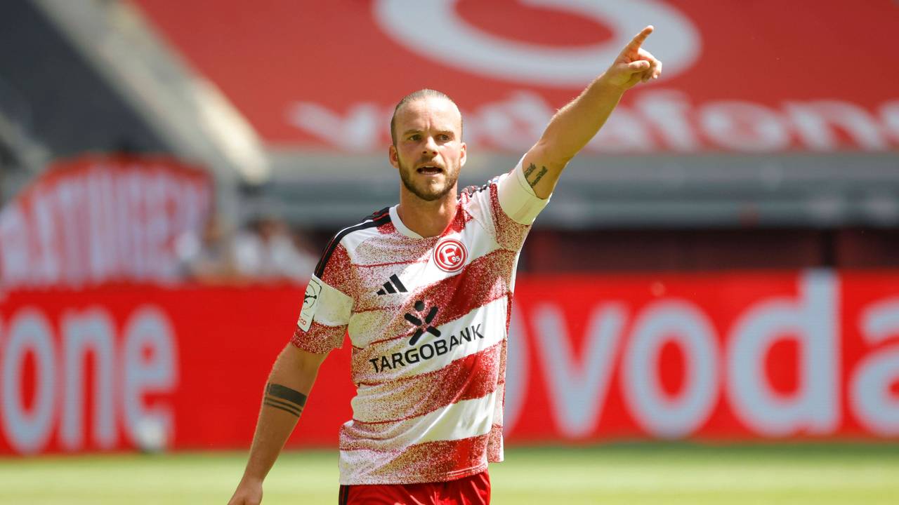 Jorrit Hendrix zeigt mit dem linken Arm nach oben.