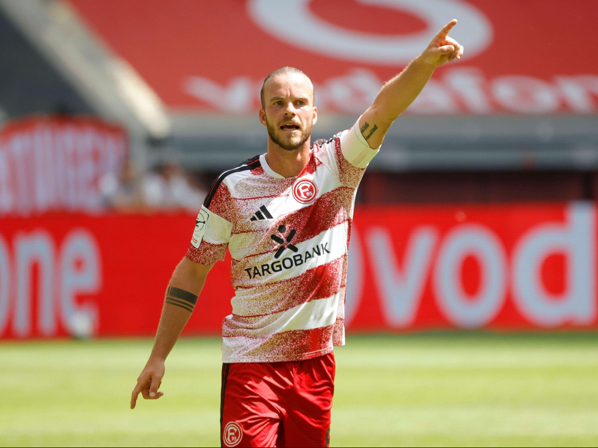 Jorrit Hendrix zeigt mit dem linken Arm nach oben.