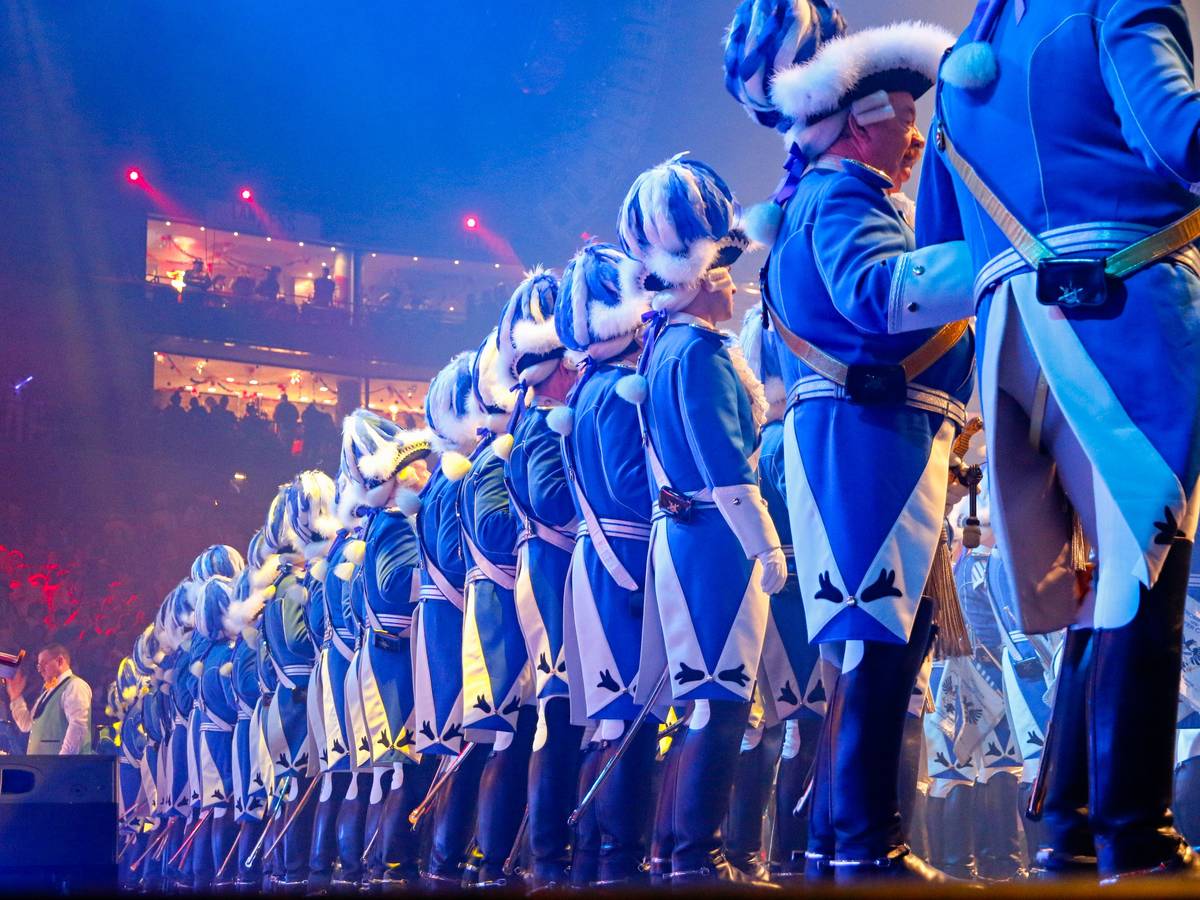 Die Blauen Funken auf der Bühne der Lachenden Kölnarena.