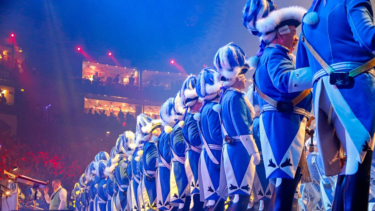 Die Blauen Funken auf der Bühne der Lachenden Kölnarena.