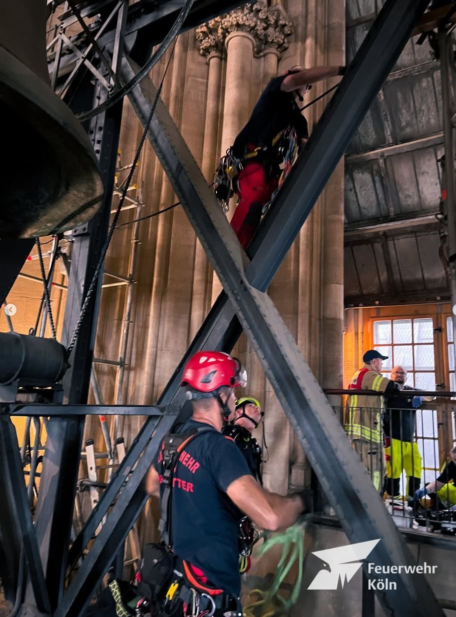 Die Feuerwehr war am Montag am Kölner Dom im Einsatz – bei einer Höhenrettung.