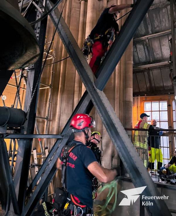 Die Feuerwehr war am Montag am Kölner Dom im Einsatz – bei einer Höhenrettung.
