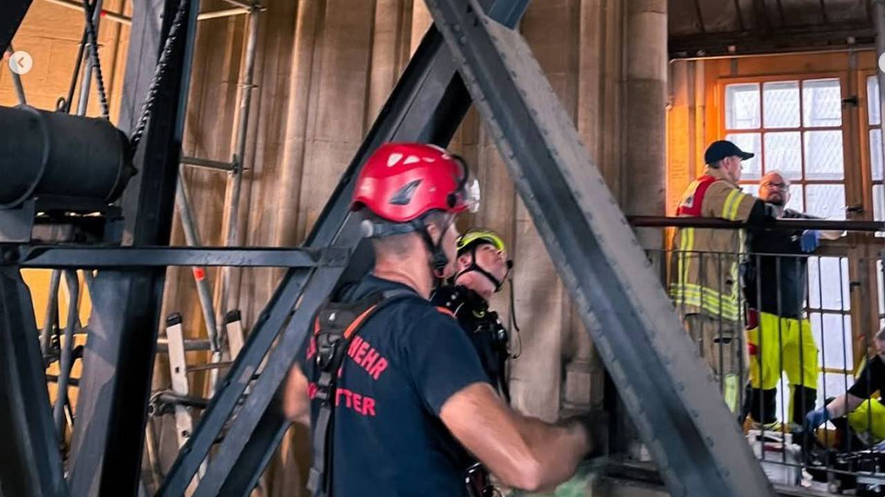 Die Feuerwehr war am Montag am Kölner Dom im Einsatz – bei einer Höhenrettung.