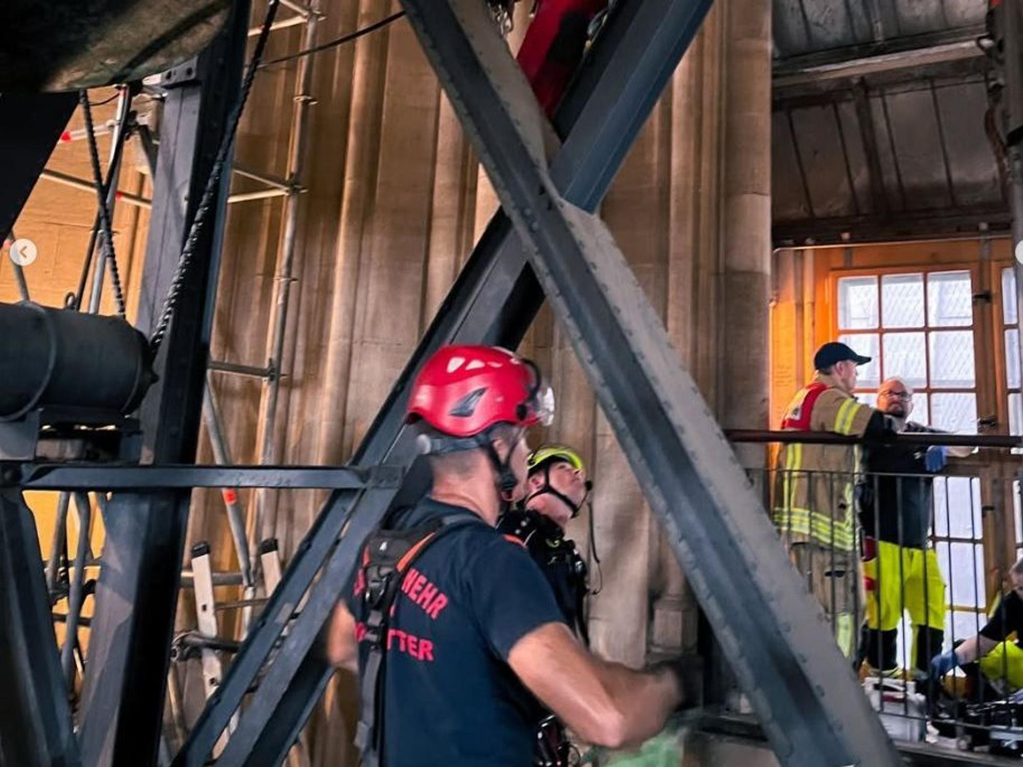 Die Feuerwehr war am Montag am Kölner Dom im Einsatz – bei einer Höhenrettung.