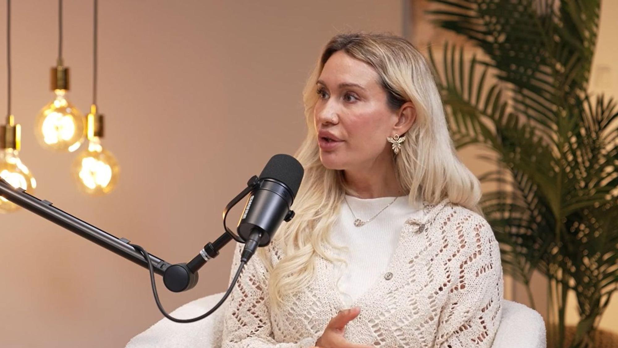 Sarah Bora sprach im Podcast „Glow Up Your Life“ offen über ihre Erfahrungen mit häuslicher Gewalt. (Bild: FLOW Media Company)