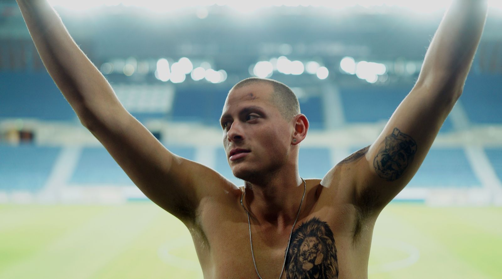Assi (Ben Heine) feuert seine Hooligans an. Ein neu komponierter Schlachtgesang feiert Premiere. (Bild: SWR/Artza Productions)