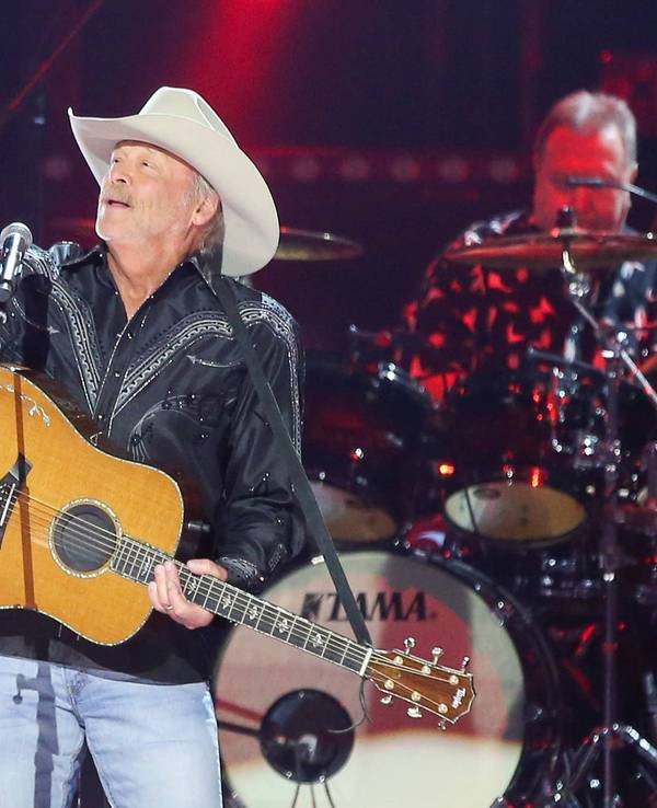 Alan Jackson winkt.