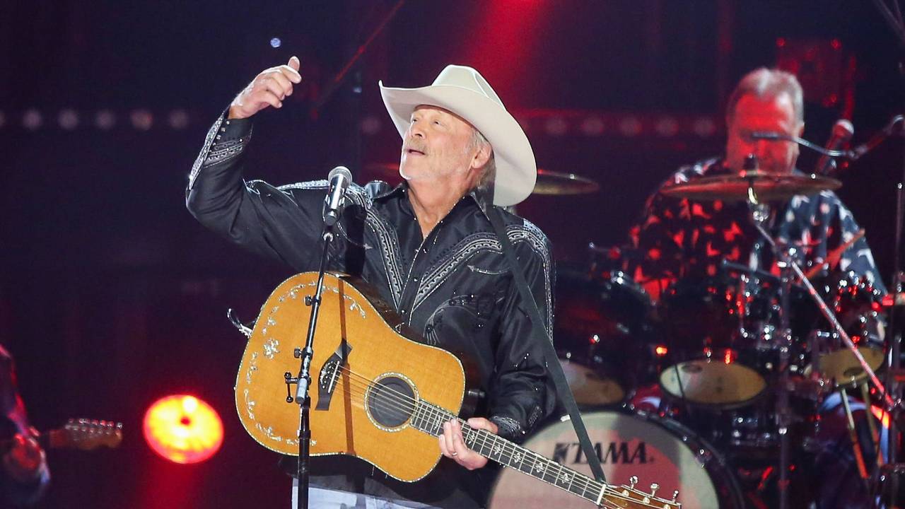 Alan Jackson winkt.