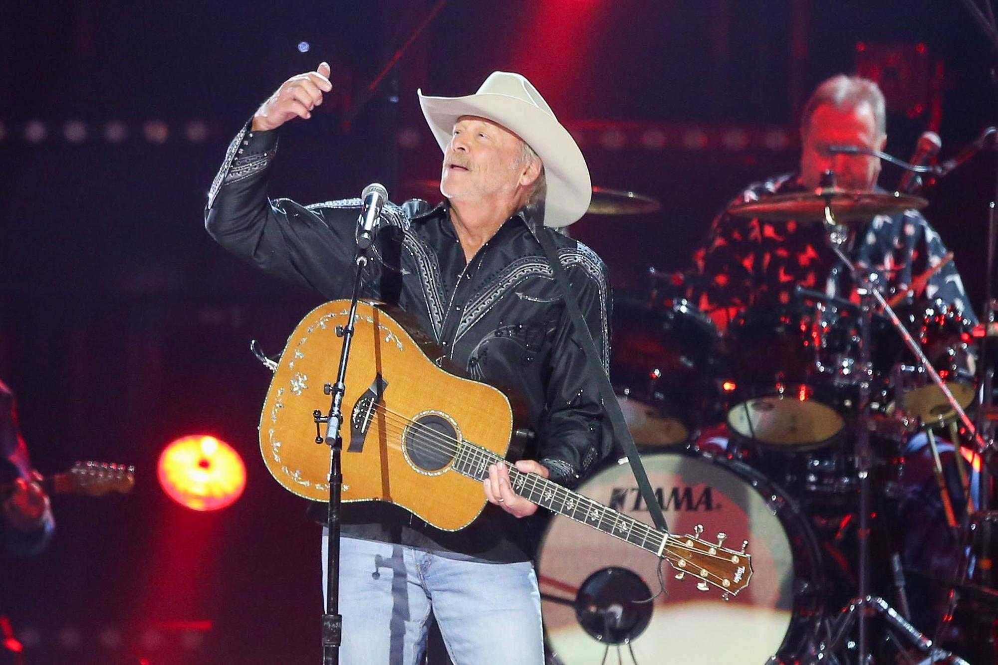 Alan Jackson winkt.