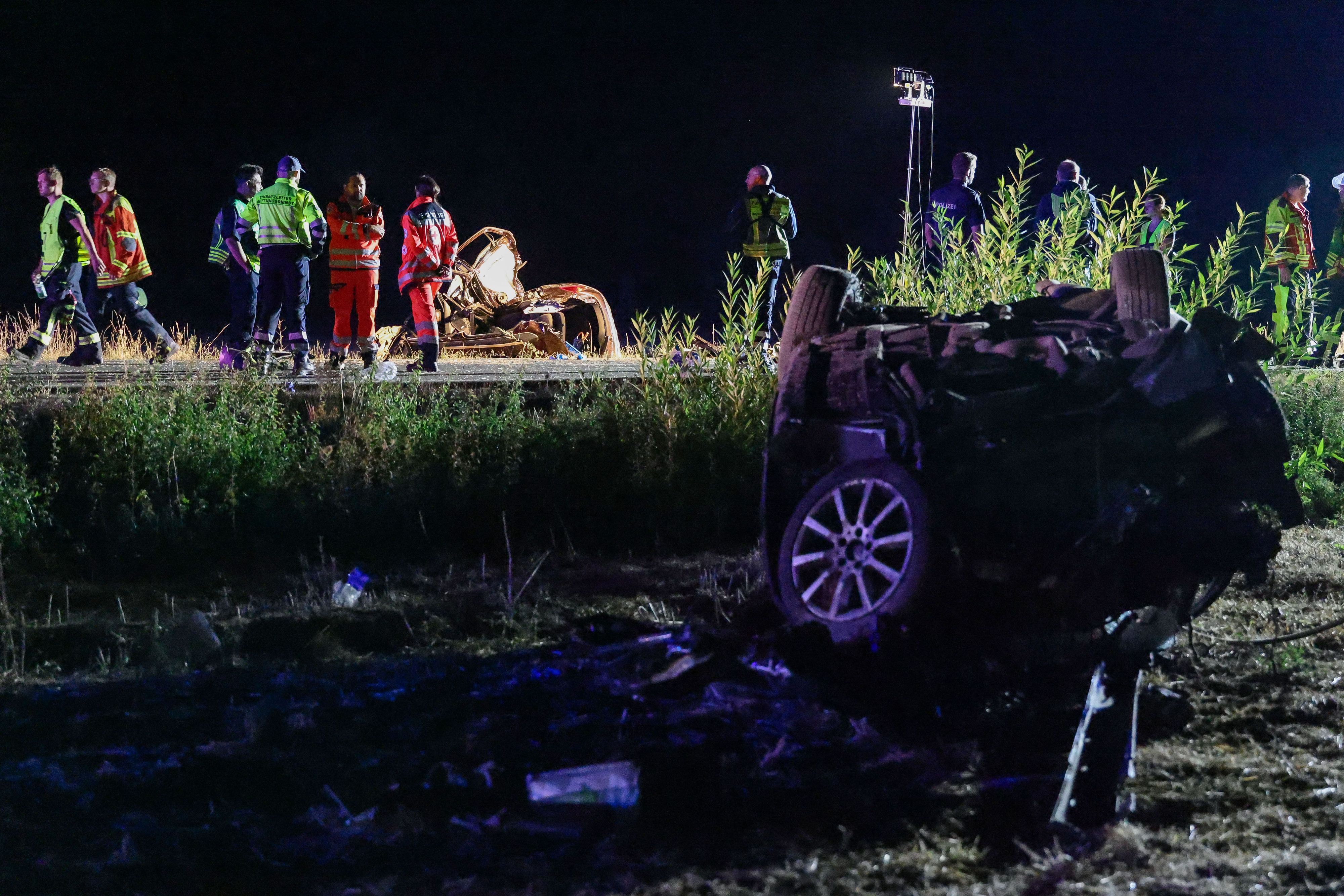 Einsatzkräfte arbeiten an einer Unfallstelle nach einem schweren Verkehrsunfall auf der B470 zwischen Dottenheim und Dietersheim. Mehrere Menschen sind bei einem Unfall auf einer Bundesstraße in Mittelfranken ums Leben gekommen.