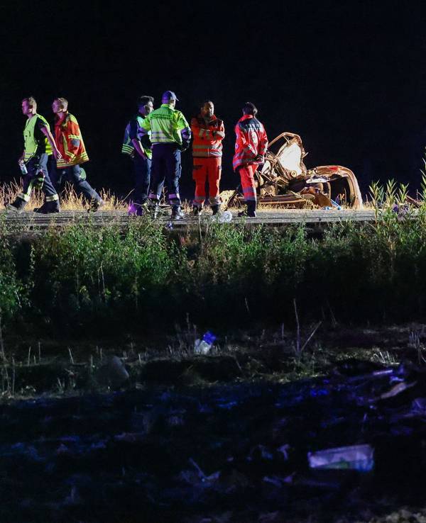 Einsatzkräfte arbeiten an einer Unfallstelle nach einem schweren Verkehrsunfall auf der B470 zwischen Dottenheim und Dietersheim. Mehrere Menschen sind bei einem Unfall auf einer Bundesstraße in Mittelfranken ums Leben gekommen.